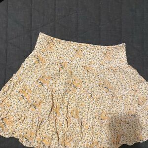 NWOT American Eagle size M Floral Yellow Skirt